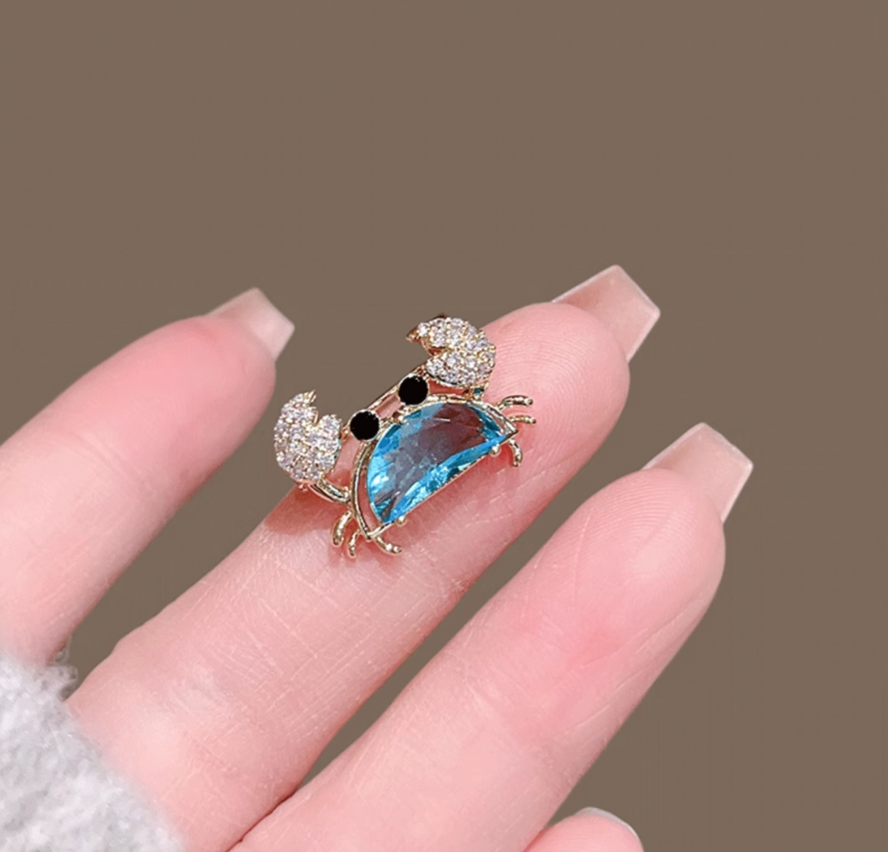 Delicate and cute little crab brooch
